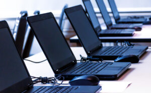Komputery poleasingowe All In One vs używane laptopy – co wybrać dla ucznia?