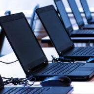Komputery poleasingowe All In One vs używane laptopy – co wybrać dla ucznia?