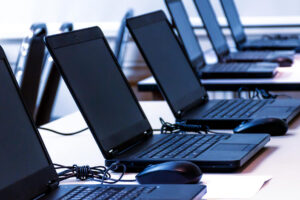 Komputery poleasingowe All In One vs używane laptopy – co wybrać dla ucznia?